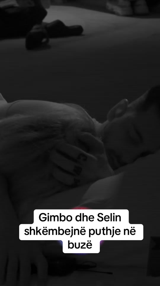 gimbo_dhe_selin_shkembejne_puthje_ne_buze