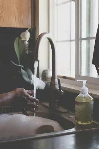 Couple exchanging frustrated glances, highlighting weaponized incompetence in relationships