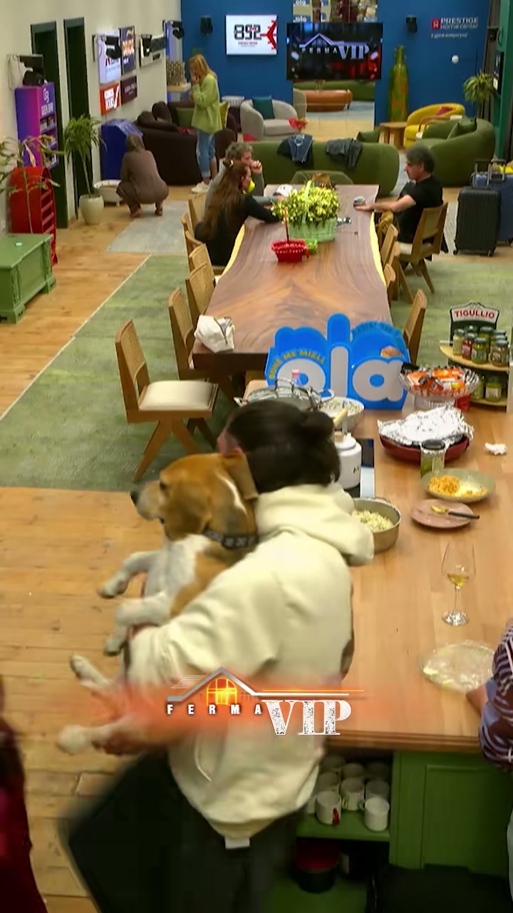 Adioni përkëdhel qenin: Një moment i veçantë në Ferma VIP Albania