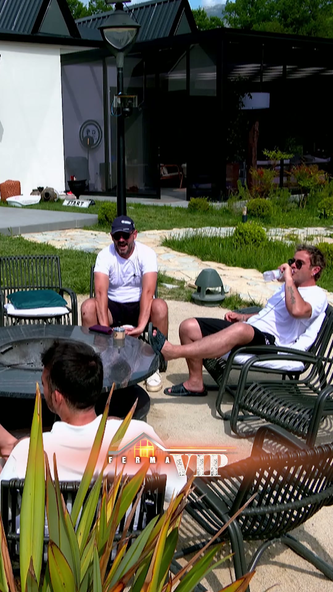 Përplasja e Ilirit dhe Ervinit për Borën në Ferma VIP Albania - screenshot 1