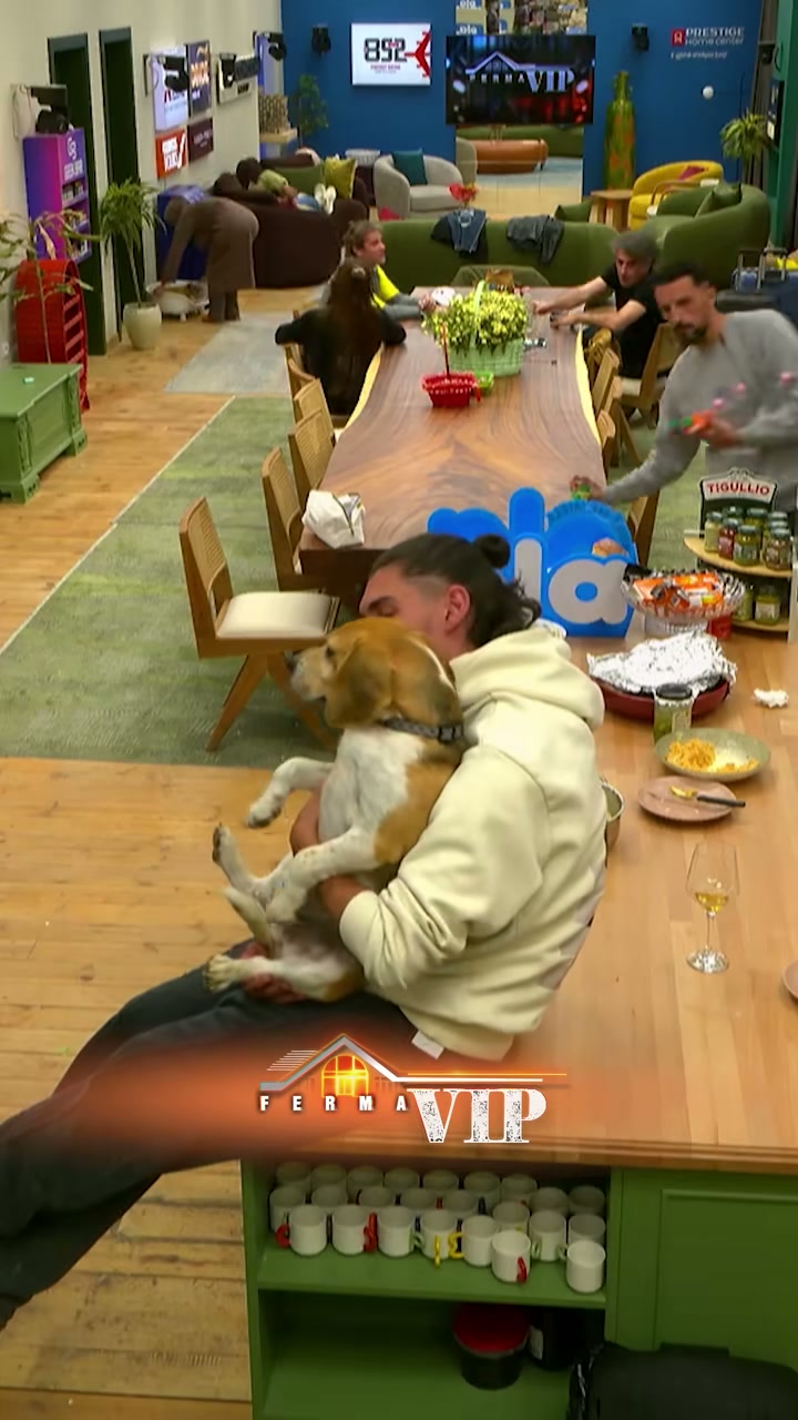 Adioni përkëdhel qenin: Një moment i veçantë në Ferma VIP Albania - screenshot 1