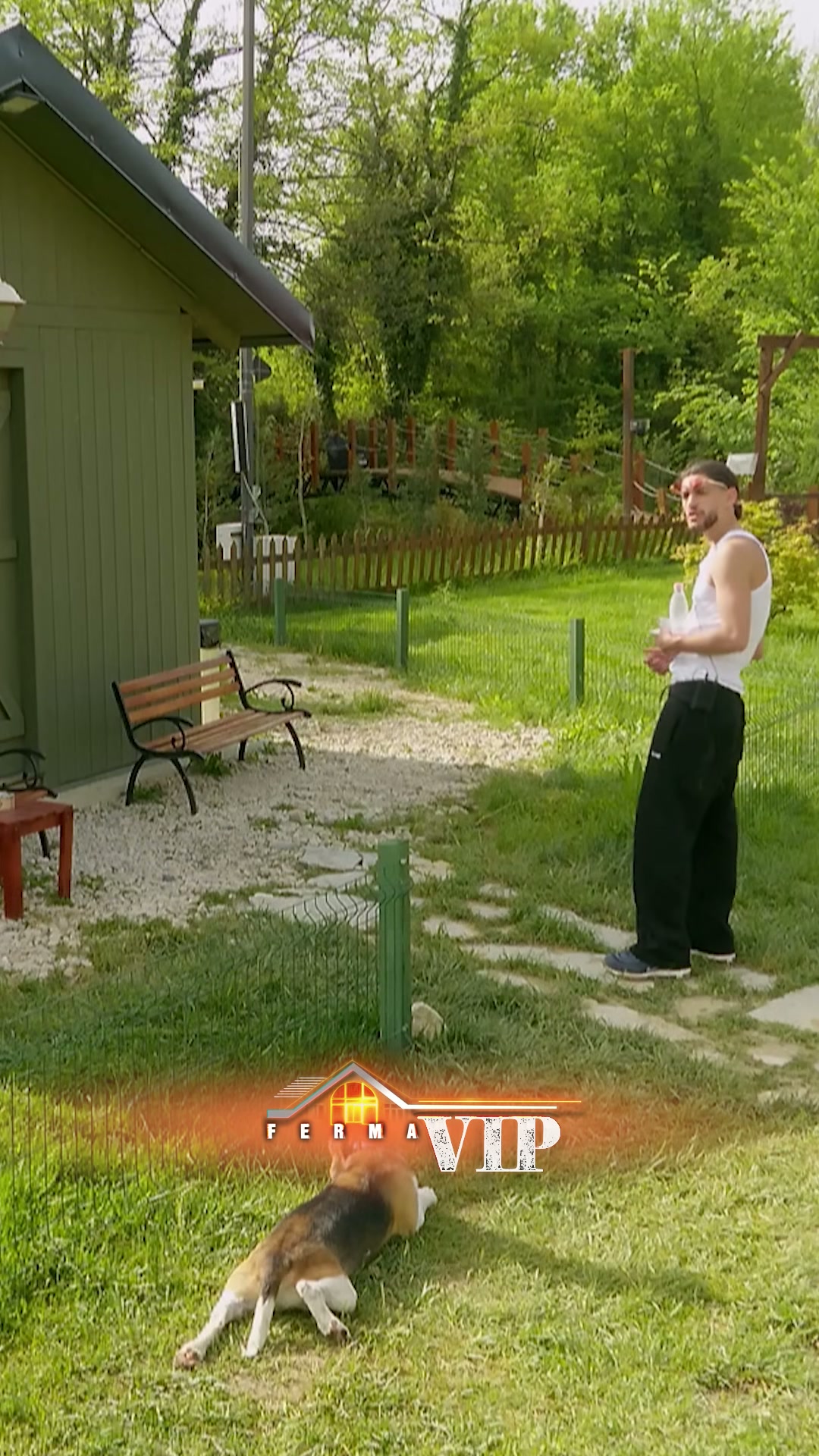 Adioni thyen rregullat duke i bërë kafen Sonit në Ferma VIP Albania - screenshot 1