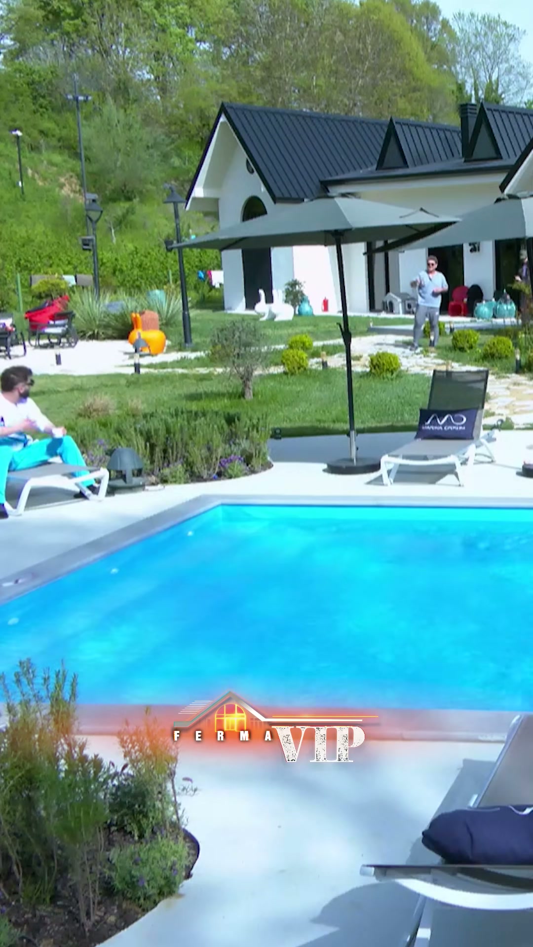 Adioni thyen rregullat duke i bërë kafen Sonit në Ferma VIP Albania - screenshot 2