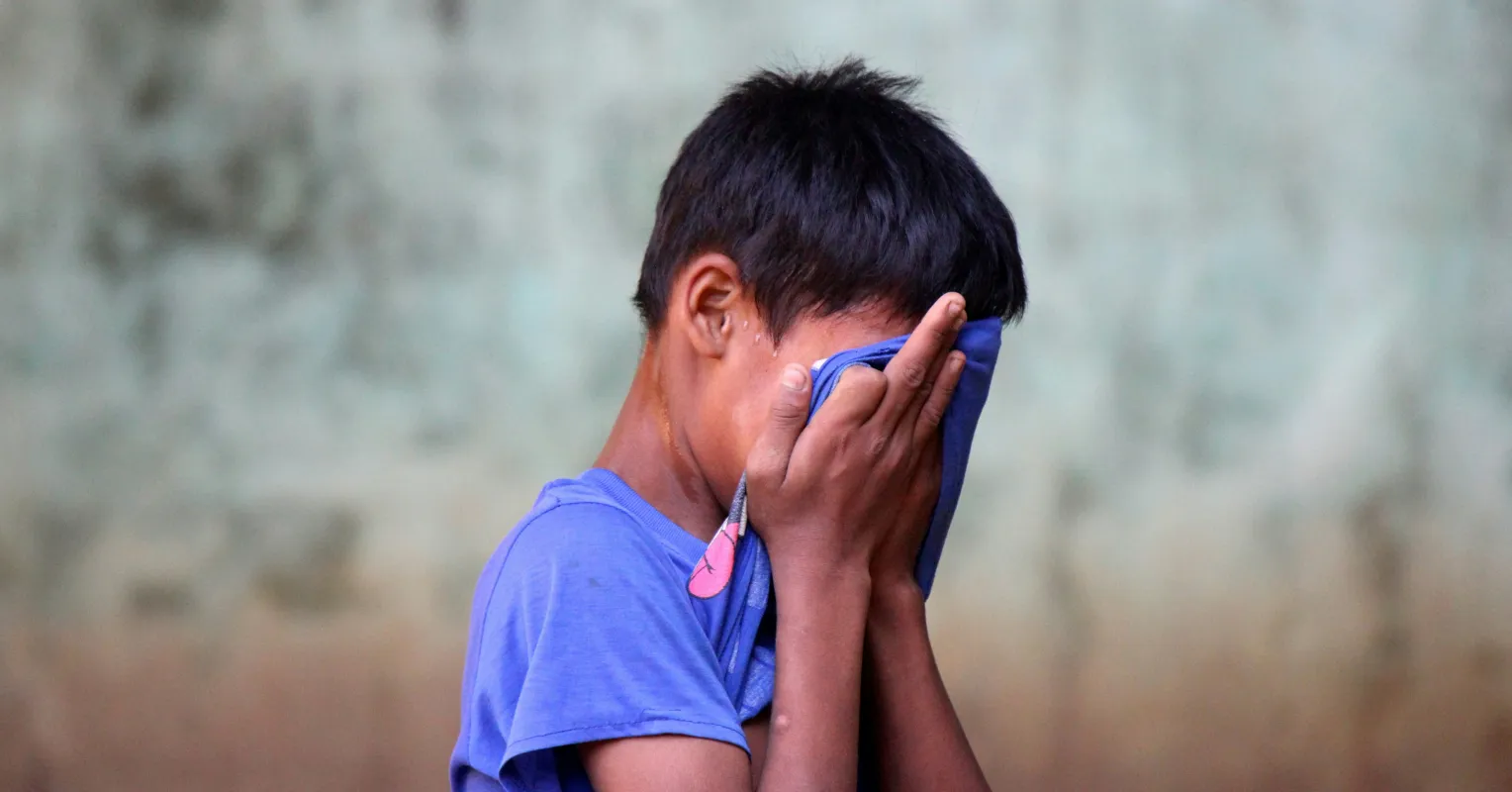 Person feeling anxious as a partner withdraws emotionally after getting close