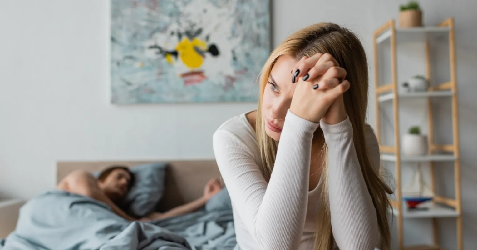 Couple discussing feelings, navigating emotional intimacy without relationship clarity