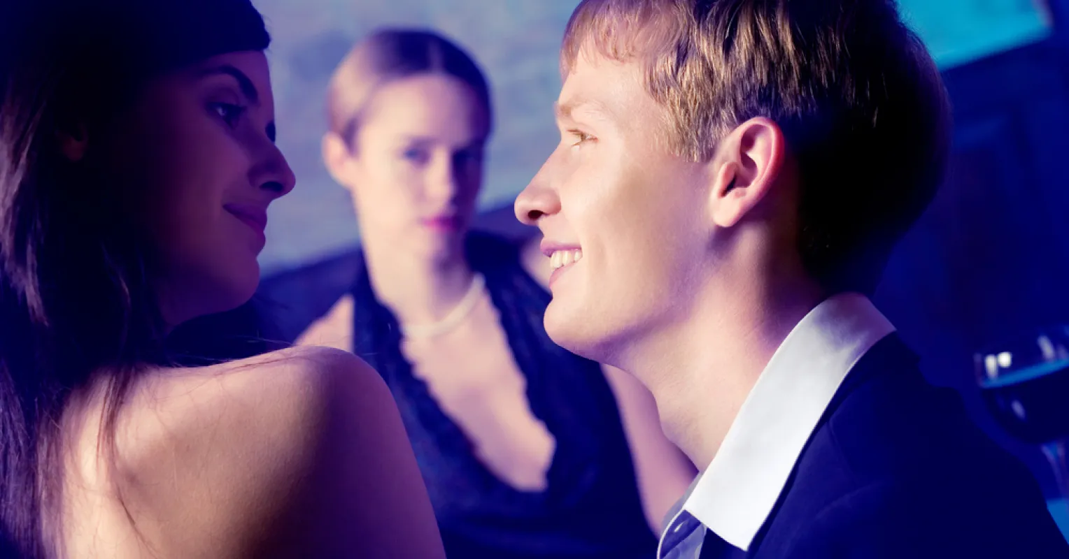 Two friends discussing relationship dynamics to ease jealousy and insecurity through relationship anarchy