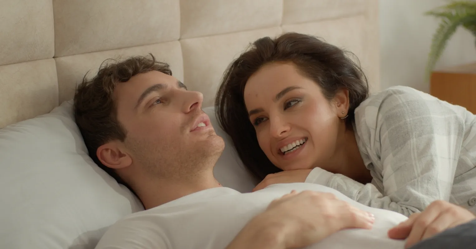 Couple discussing insecurities and relationship dynamics related to partner's size