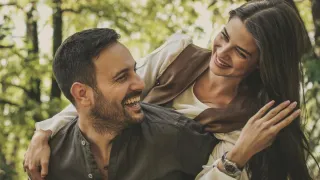Woman enjoying a night out, embodying confidence and financial independence in modern dating dynamics