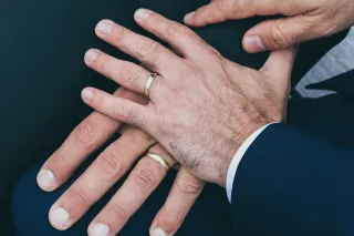 A couple discussing affection inconsistency, revealing emotional signals in their relationship