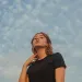 Person observing body language to identify genuine confidence in a dating scenario