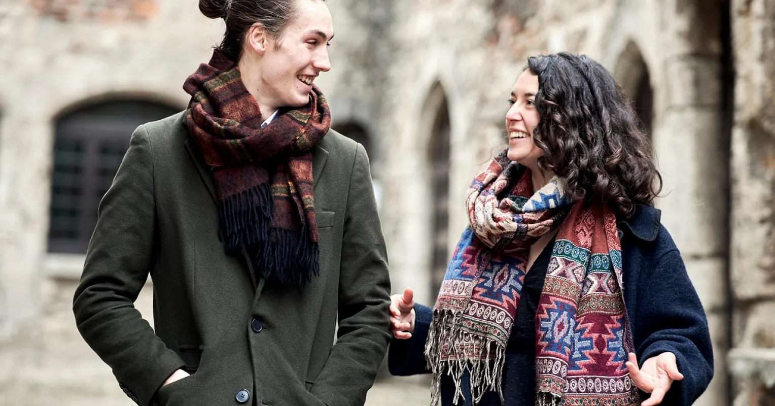 Couple enjoying meaningful small talk, highlighting social dynamics in new relationships