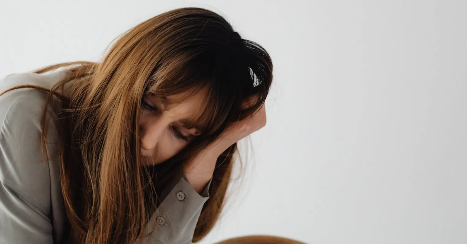 Individual contemplating feelings of distance while dating, highlighting emotional complexity