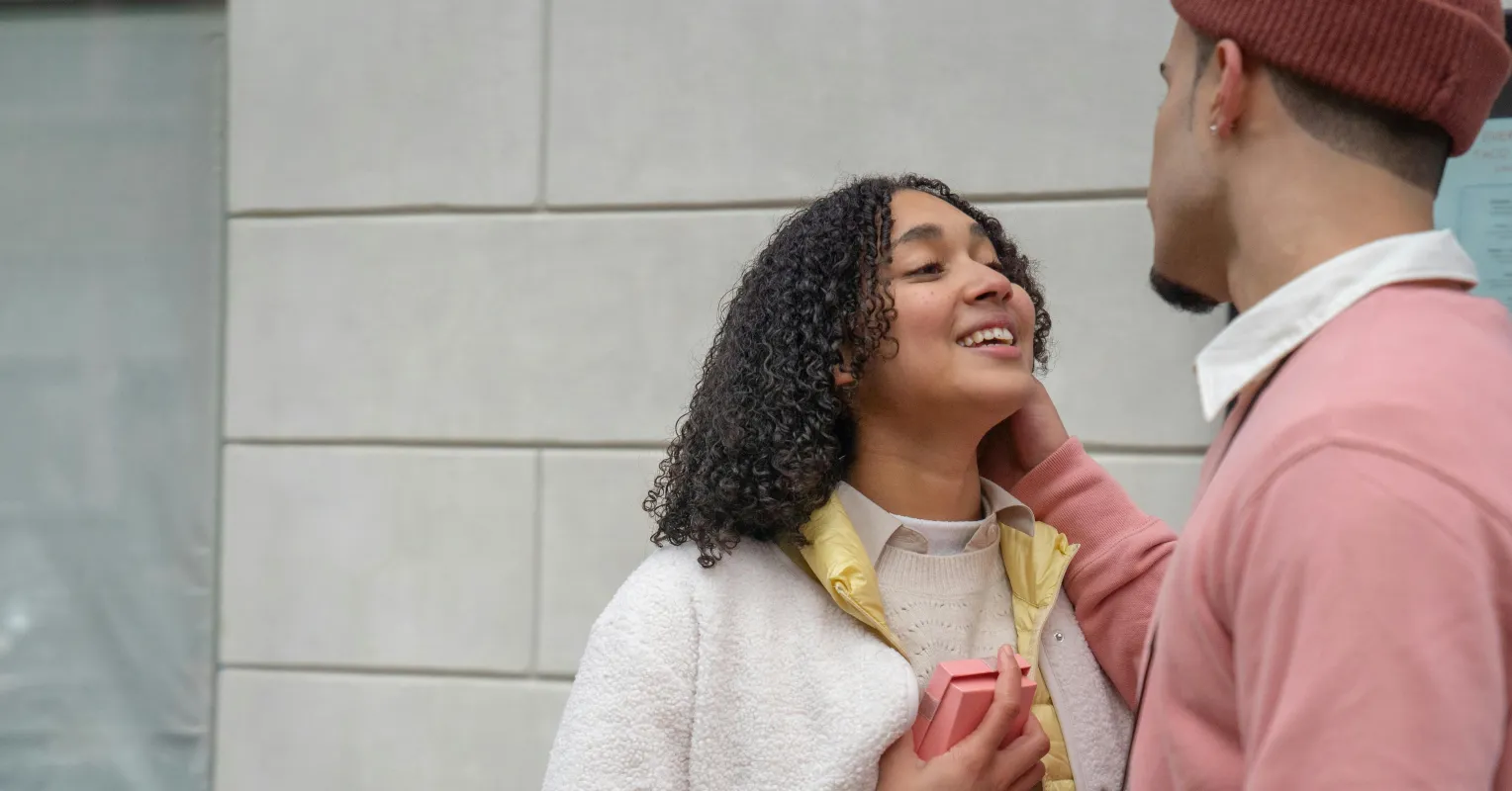 Couple exchanging gifts, showcasing the emotional significance of thoughtful gift-giving in relationships