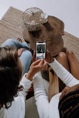 Individual feeling anxious while browsing dating apps despite wanting a relationship