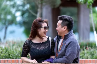Couple discussing feelings while one partner avoids eye contact during communication