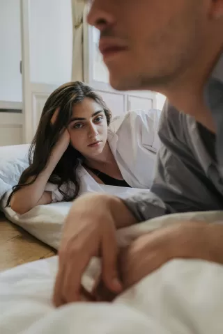 Couple communicating, with one partner appearing distant during negative sharing moments