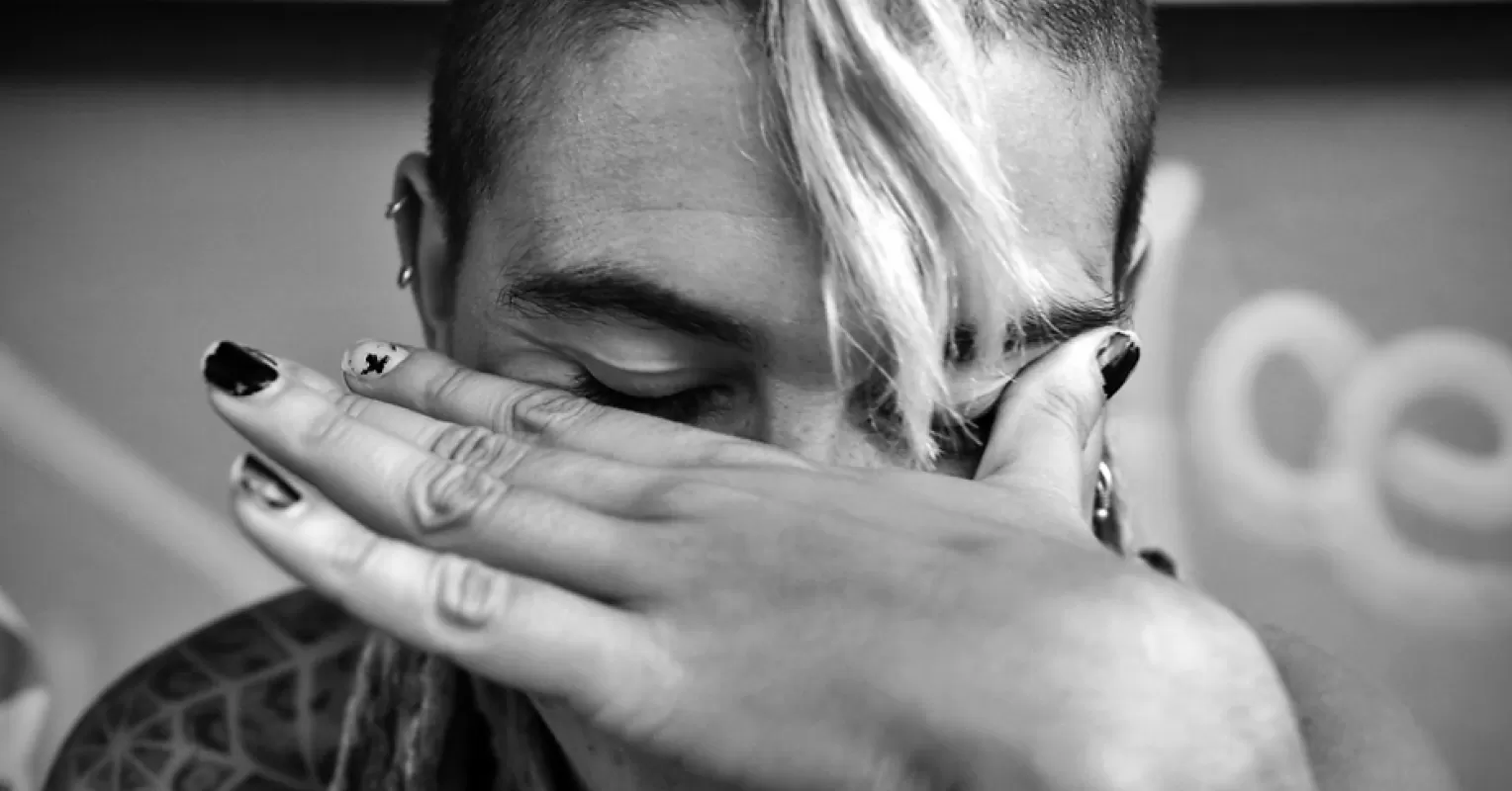 Couple experiencing emotional distance due to one partner's feelings of shame
