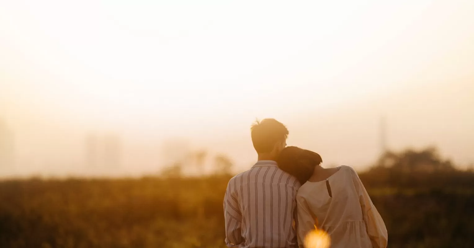 Person experiencing anxiety while contemplating a serious relationship and its emotional signals