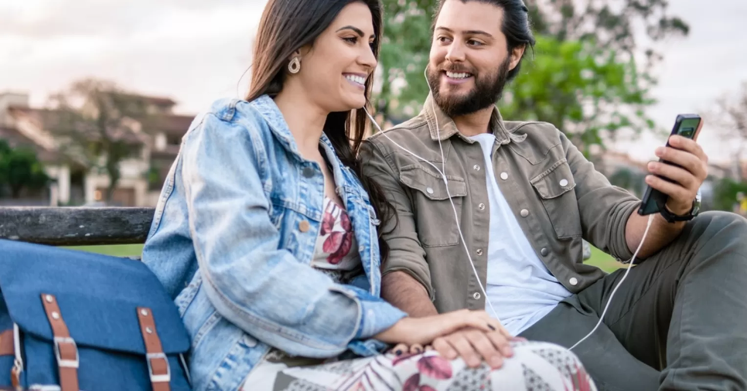 Couple discussing their feelings to differentiate between love and infatuation in a candid moment