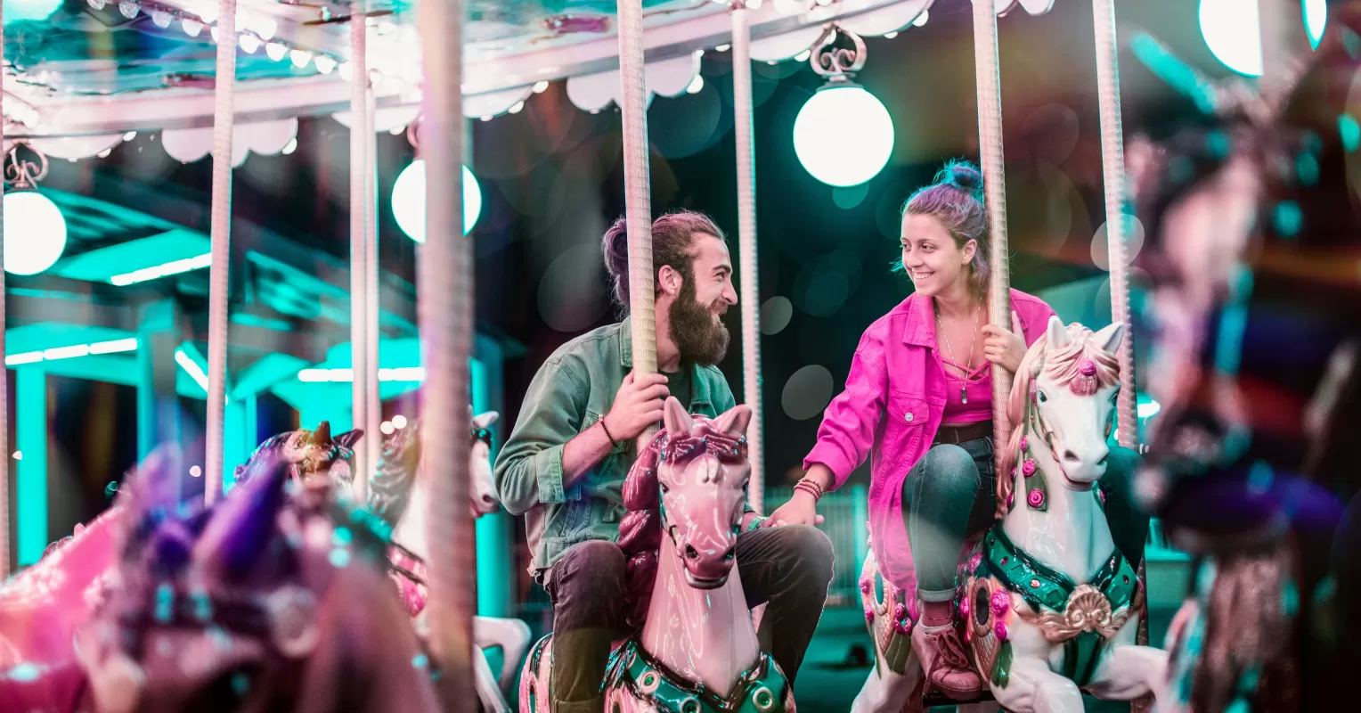 Couple enjoying a picnic, creatively budgeting for a romantic date night together