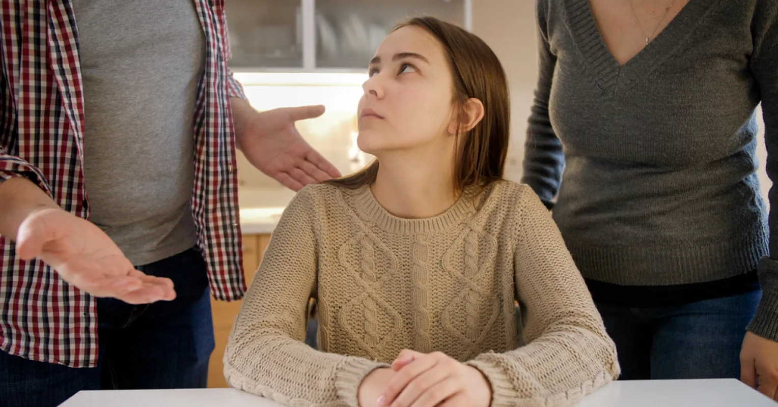 Parent calmly discussing dating signals with their teenager to avoid overreacting