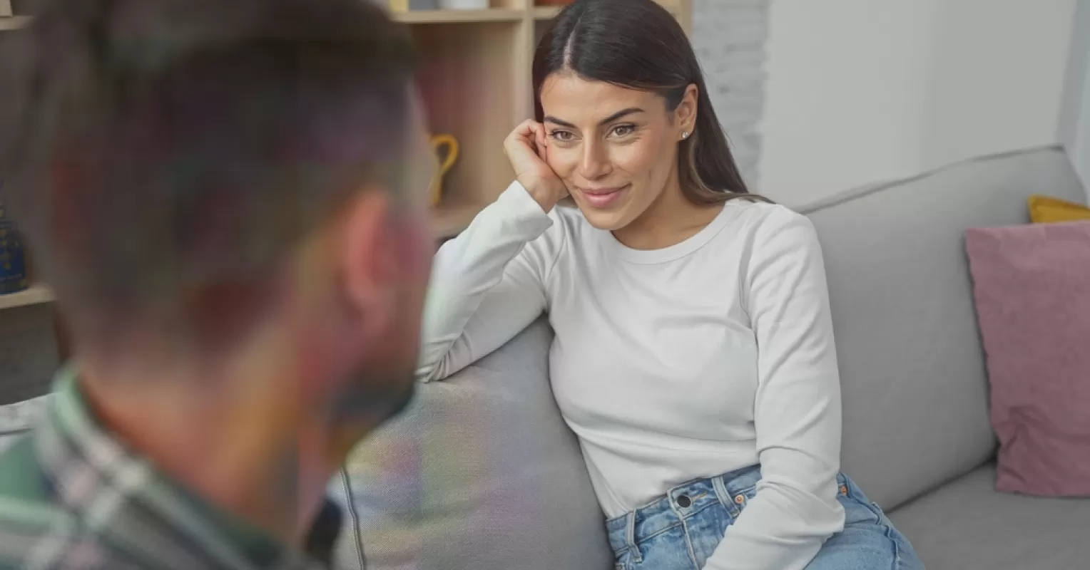 Couple sharing knowing glances, highlighting how to tell if attraction is mutual