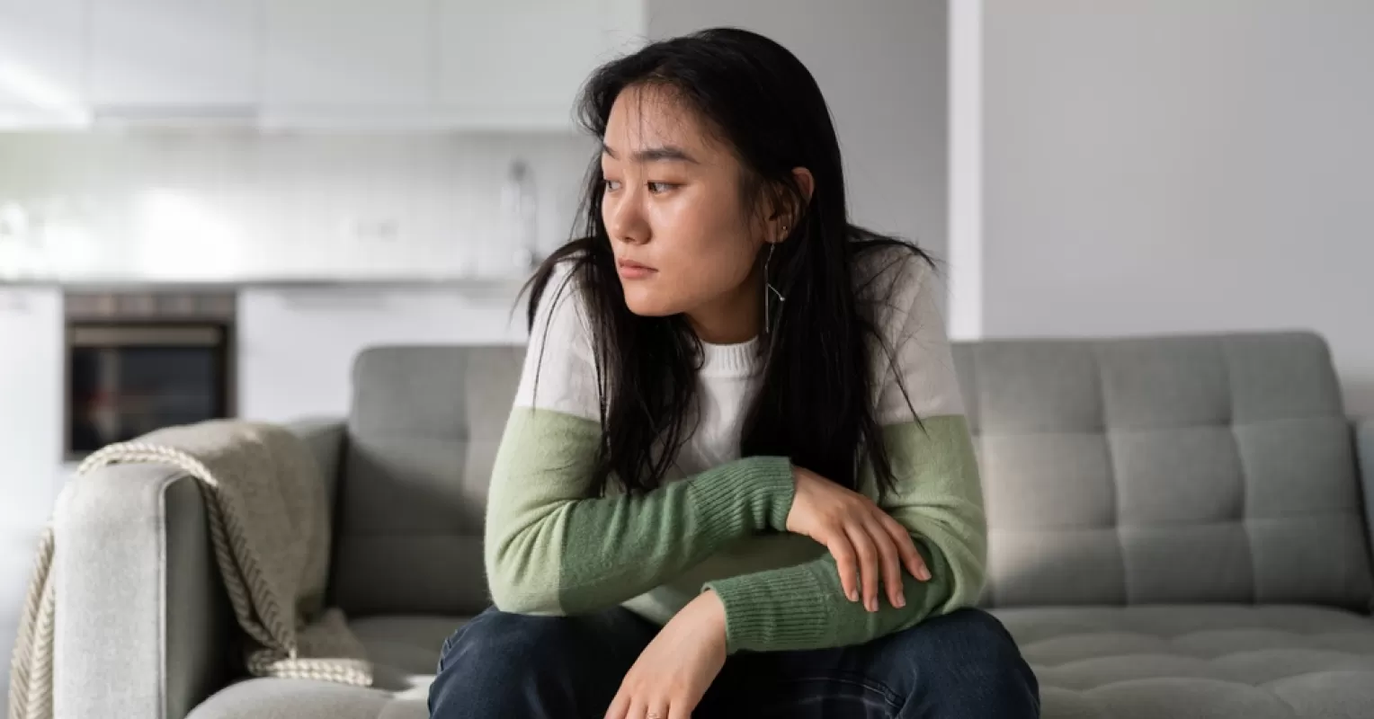 Individual analyzing body language and subtle cues to understand how to tell if someone dislikes them
