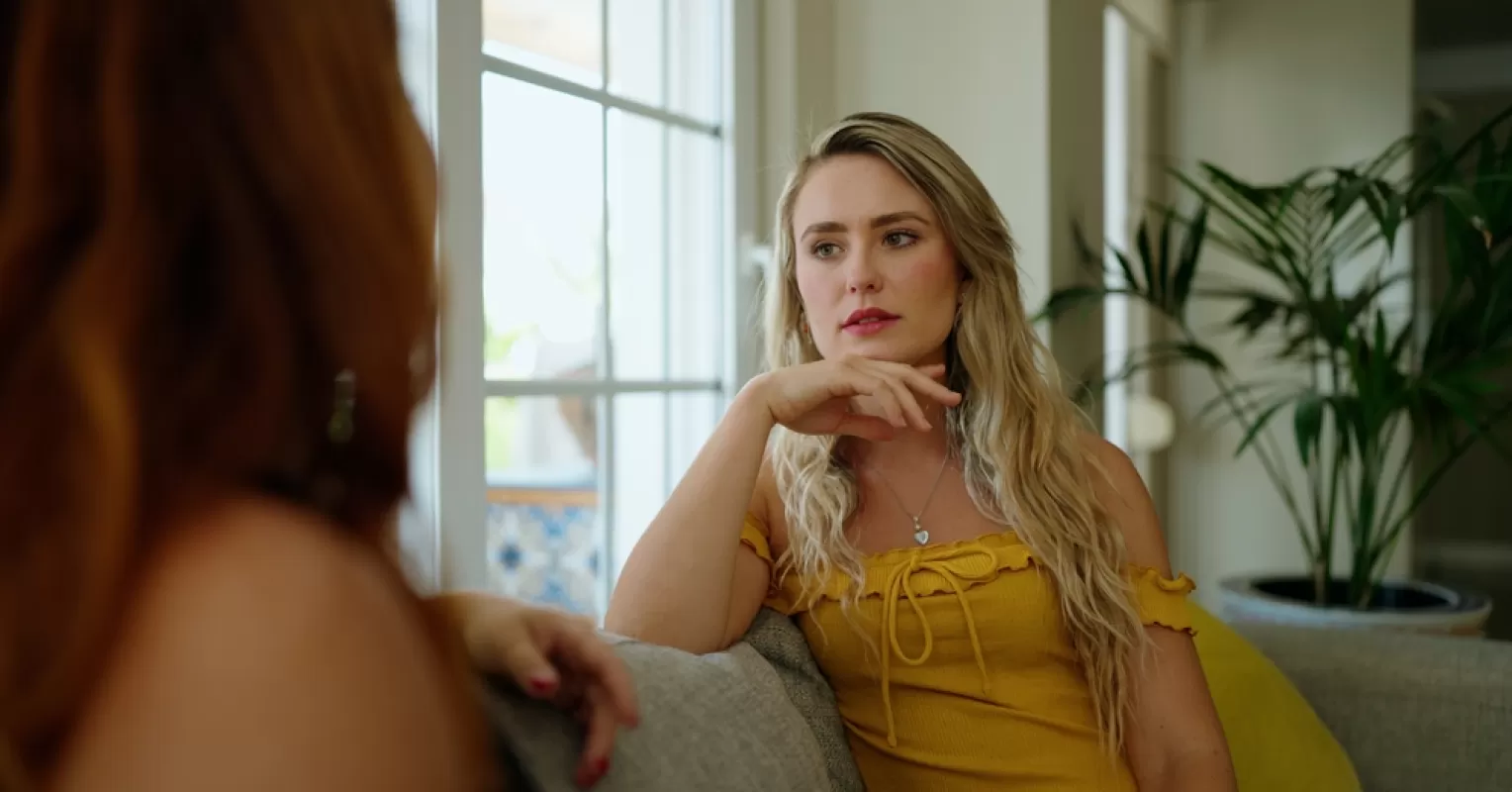 Individual analyzing body language to understand how to tell if someone is lying