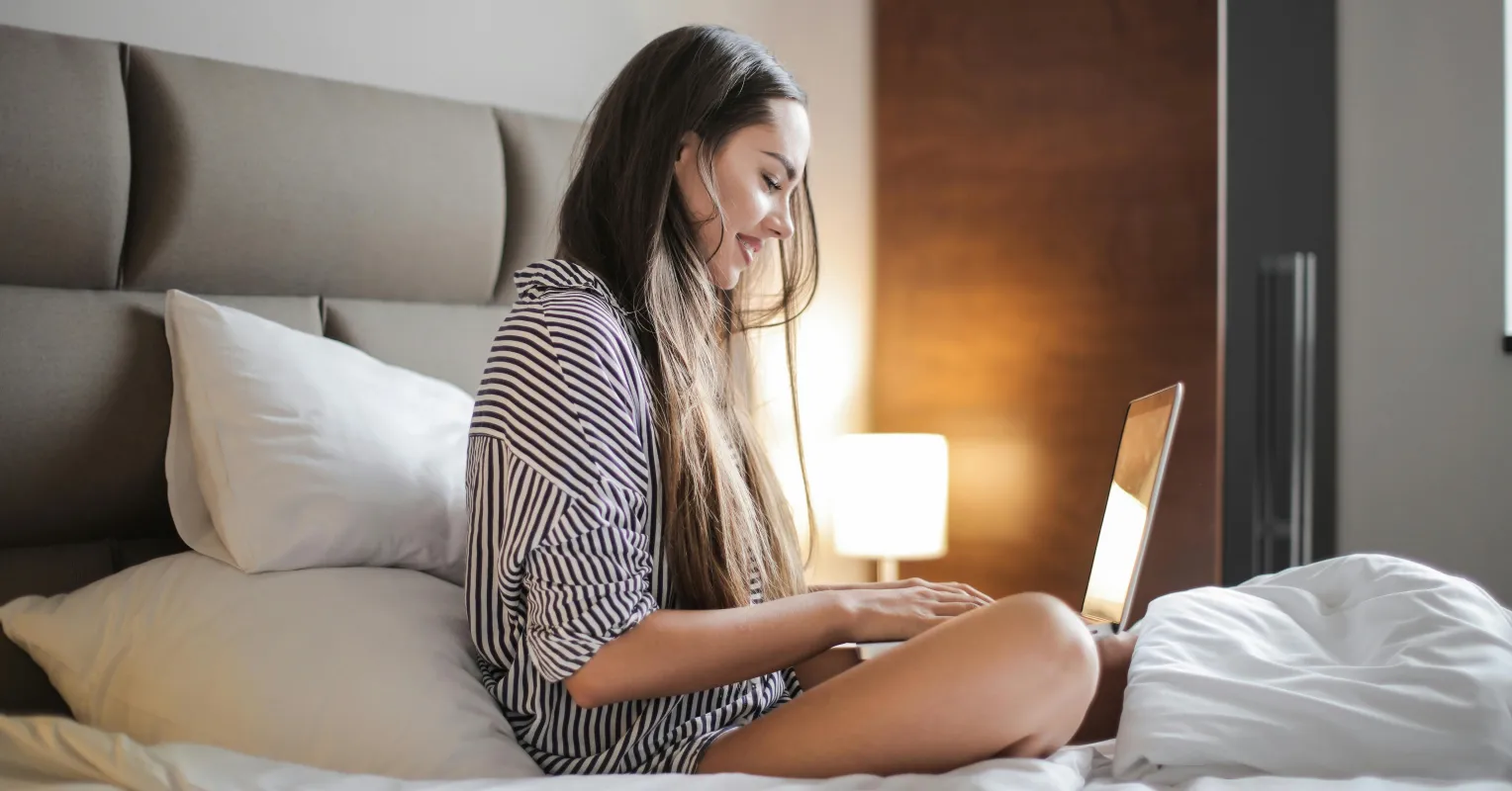 Couple discussing relationship signals to discern between genuine connection and transactional love
