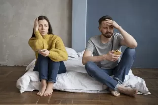 Couple conversing but seeming emotionally distant after an affair, highlighting relationship signals.