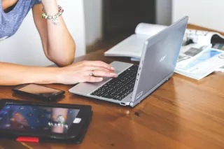 Young adults engaging with social media while reflecting on self-esteem issues