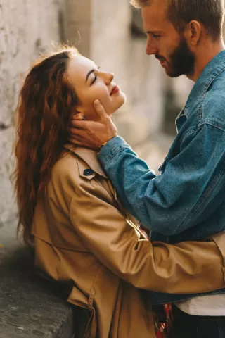 Couple experiencing silence during an argument, highlighting stonewalling in conflict situations