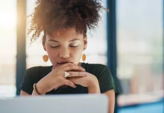 Couple sitting apart, reflecting on why people struggle to connect emotionally in dating today