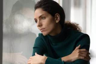 Individual displaying self-absorbed behavior during a conversation with friends
