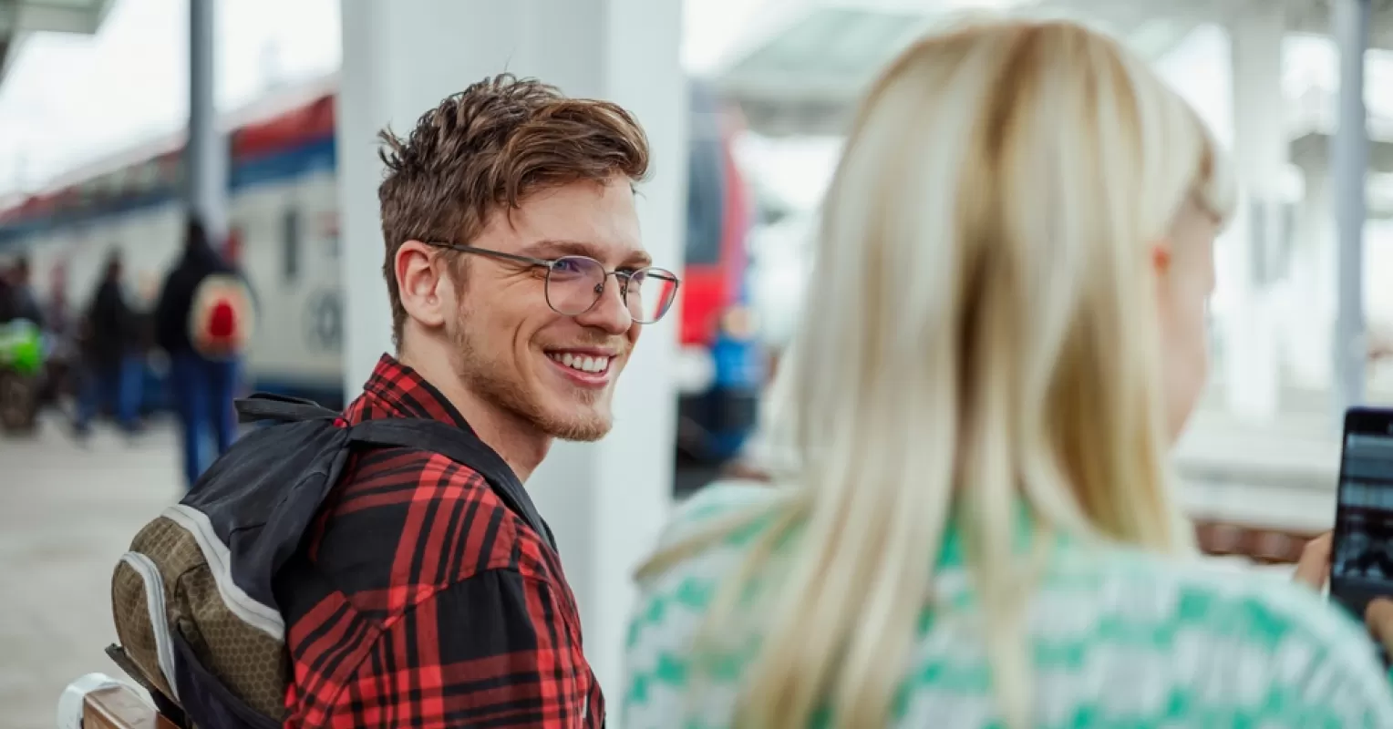 Couple sharing laughter and positive body language during a date, indicating relationship signals