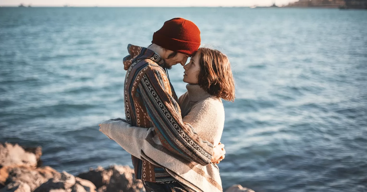 Couple experiencing emotional tension after a disagreement, reflecting on triggers that cause withdrawal