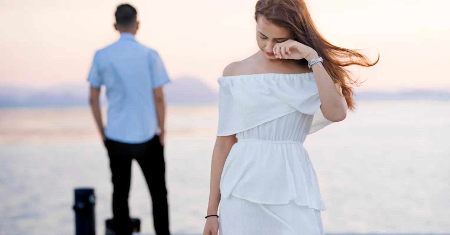 Couple discussing feelings in a calm, respectful manner during a healthy breakup