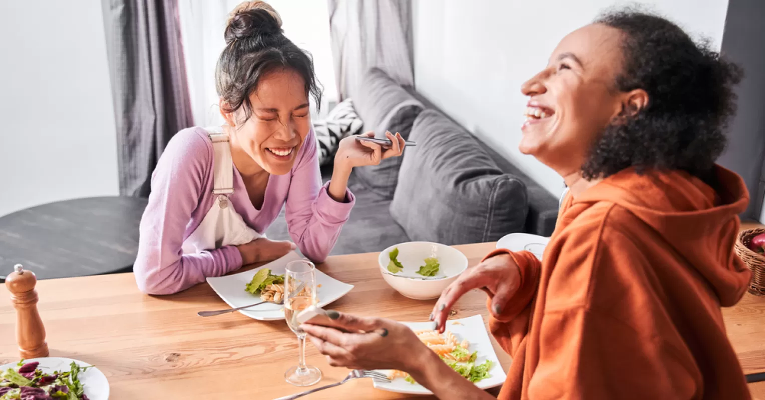 Two people sharing a genuine laugh, illustrating instant connection and bond feelings.