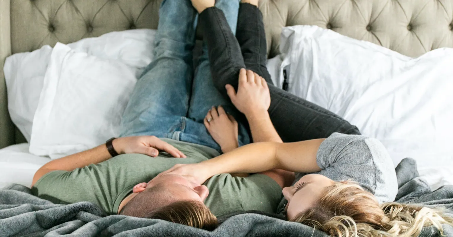 Couple sharing a meaningful conversation, embodying intentionality in dating and relationship signals.