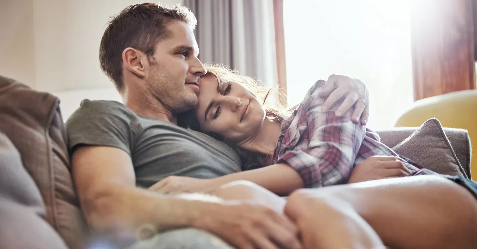 Couple sitting apart, reflecting on emotional signals after a conflict in their relationship