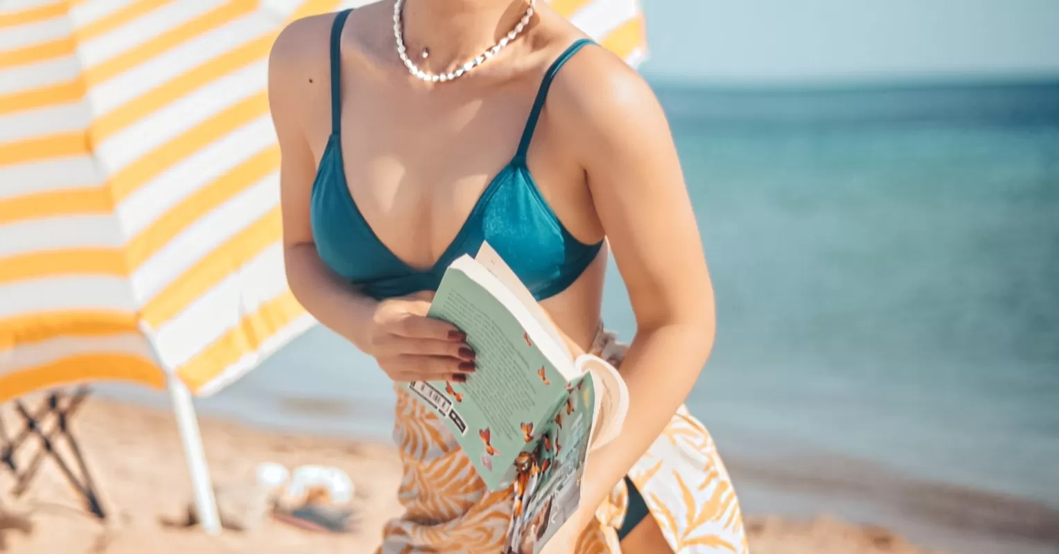 Individual practicing confident body language while engaging in a social conversation