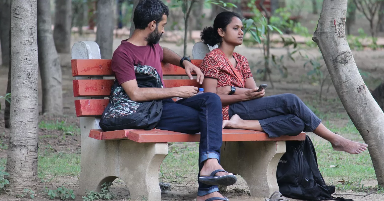Couple discussing a conflict resolution plan to improve their relationship signals