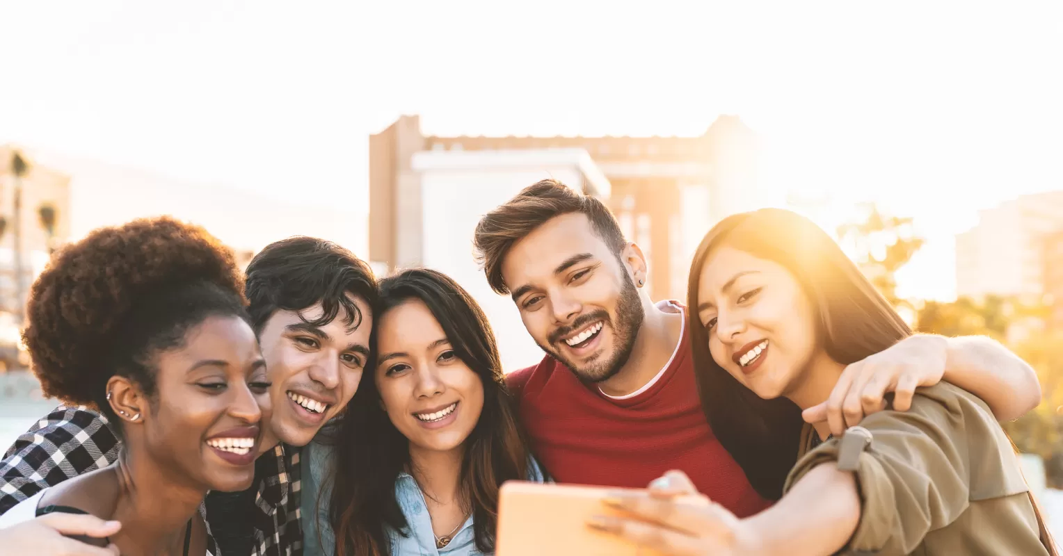 Introvert engaging in conversation, navigating social dynamics to make friends