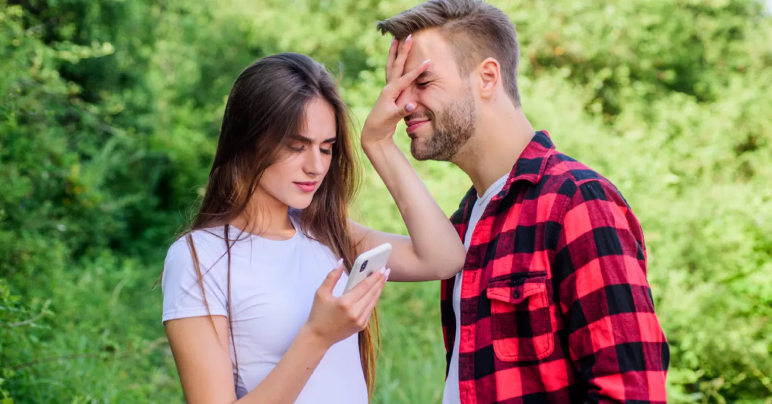 A couple discussing personal boundaries, highlighting signs someone doesn't respect your boundaries.