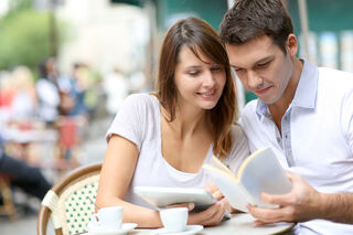 Couple engaged in deep conversation, highlighting the sapiosexual attraction to intellect in relationships