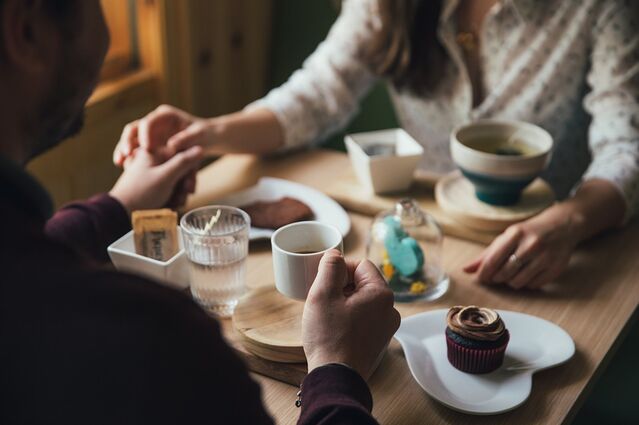 Couple enjoying a cozy dinner, interpreting relationship signals on their second date