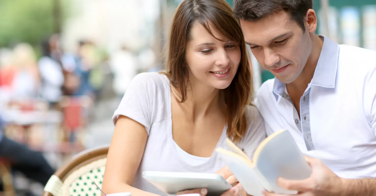 Couple engaging in deep conversation, highlighting the attraction to intelligence in sapiosexual relationships